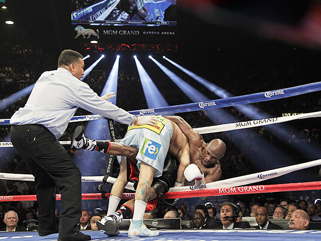 На кону в поединке стояли два мировых титула в полусреднем весе – WBC, который принадлежит Мейвезеру, и WBA, удерживавшийся Майданой На кону в поединке стояли два мировых титула в полусреднем весе – WBC, который принадлежит Мейвезеру, и WBA, удерживавшийся Майданой