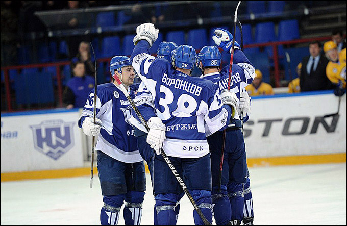 24 декабря 2011 года. Орск. Регулярный чемпионат ВХЛ. "Южный Урал" — "Дизель" — 4:3 24 декабря 2011 года. Орск. Регулярный чемпионат ВХЛ. "Южный Урал" — "Дизель" — 4:3