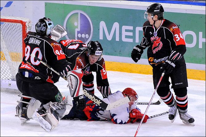 12 марта 2011 года. Омск. Плей-офф МХЛ. 1/8 финала. "Омские Ястребы" — "Белые Тигры" — 1:3. 12 марта 2011 года. Омск. Плей-офф МХЛ. 1/8 финала. "Омские Ястребы" — "Белые Тигры" — 1:3.