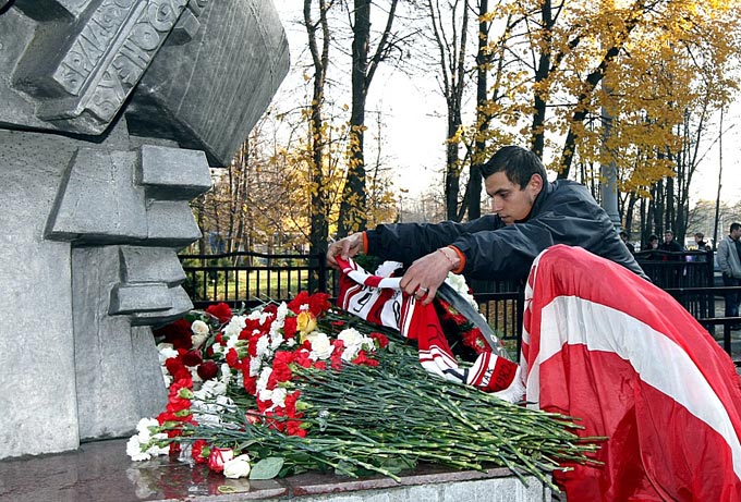 Болельщики "Спартака" чтут память жертв трагедии Болельщики "Спартака" чтут память жертв трагедии