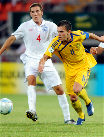 Финал. ЧЕ-2009. Украина — Англия — 1:0. Форвард сборной Украины Сергей Шевчук сейчас не проходит даже в основу "Динамо-2" Финал. ЧЕ-2009. Украина — Англия — 1:0. Форвард сборной Украины Сергей Шевчук сейчас не проходит даже в основу "Динамо-2"