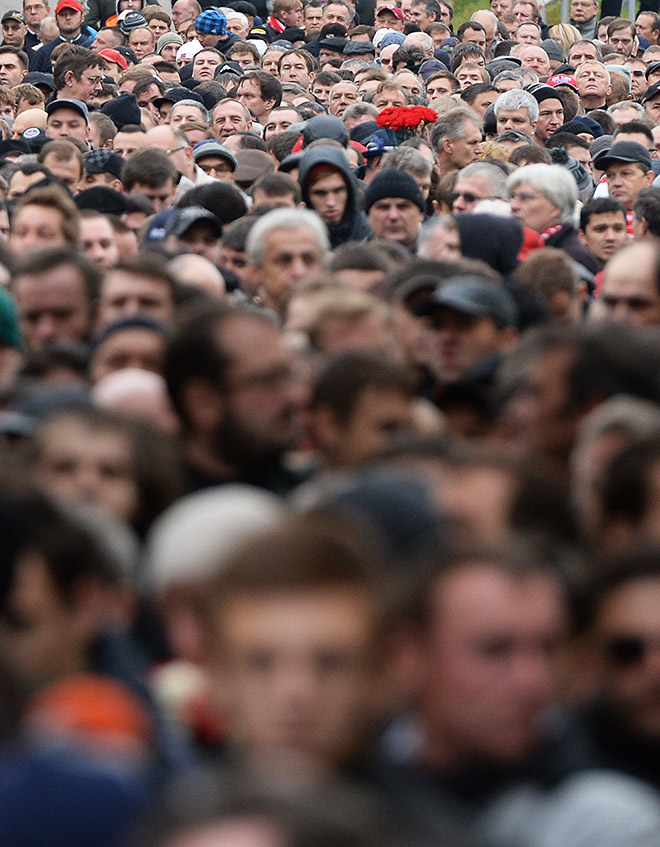 На выходе из станции метро «Сокольники» — огромная толпа людей На выходе из станции метро «Сокольники» — огромная толпа людей