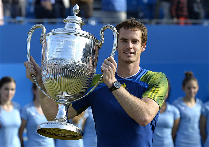 Энди Маррей с гигантским кубком Queen’s club Энди Маррей с гигантским кубком Queen’s club