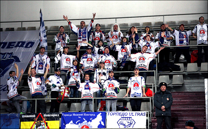 17 ноября 2013 года. Новокузнецк. Нижегородские болельщики ликуют: есть вторая победа в турне! 17 ноября 2013 года. Новокузнецк. Нижегородские болельщики ликуют: есть вторая победа в турне!