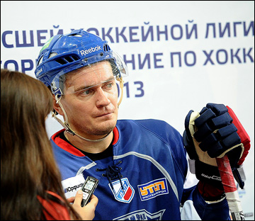19 ноября 2012 года. Орск. Регулярный чемпионат ВХЛ. "Южный Урал" — "Лада" — 1:3. Роман Музычко 19 ноября 2012 года. Орск. Регулярный чемпионат ВХЛ. "Южный Урал" — "Лада" — 1:3. Роман Музычко