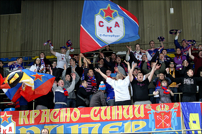 25 октября 2011 года. Лужники. Регулярный чемпионат КХЛ. "Динамо" (Москва) – СКА – 1:4. Болельщики из Санкт-Петербурга 25 октября 2011 года. Лужники. Регулярный чемпионат КХЛ. "Динамо" (Москва) – СКА – 1:4. Болельщики из Санкт-Петербурга