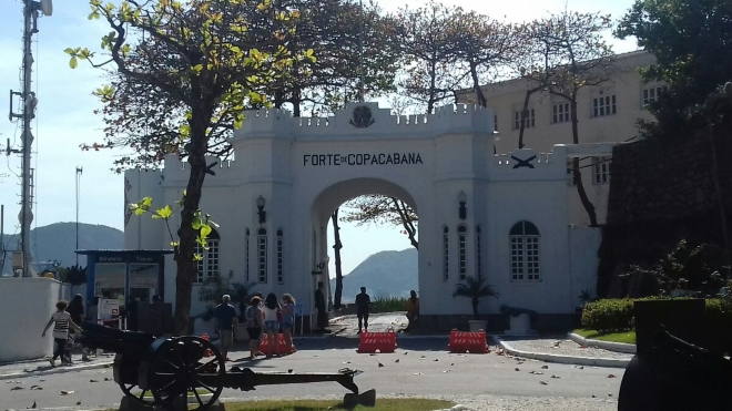 Форт Копакабана, где помимо велоспорта пройдут соревнования по триатлону Форт Копакабана, где помимо велоспорта пройдут соревнования по триатлону