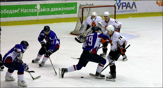 18 января 2013 года. Саратов. Регулярный чемпионат ВХЛ. "Кристалл" — "Молот-Прикамье" — 3:2 (ОТ) 18 января 2013 года. Саратов. Регулярный чемпионат ВХЛ. "Кристалл" — "Молот-Прикамье" — 3:2 (ОТ)