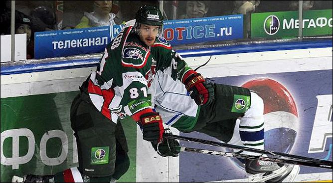 17 марта 2011 года. Казань. Плей-офф КХЛ. 1/4 финала. "Ак Барс" — "Салават Юлаев" — 0:1. 17 марта 2011 года. Казань. Плей-офф КХЛ. 1/4 финала. "Ак Барс" — "Салават Юлаев" — 0:1.