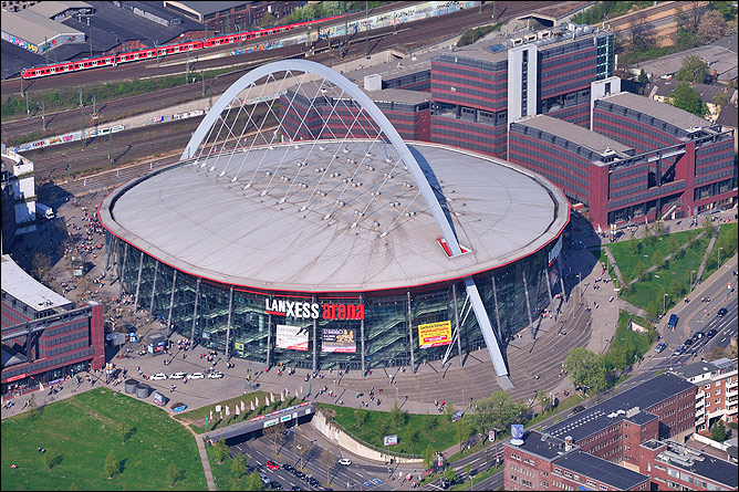 Та самая Lanxess-Arena в Кёльне, на которой развернутся сегодняшние боевые действия. Стадион построен в 1996 году, вмещает до 20 тысяч человек. Та самая Lanxess-Arena в Кёльне, на которой развернутся сегодняшние боевые действия. Стадион построен в 1996 году, вмещает до 20 тысяч человек.