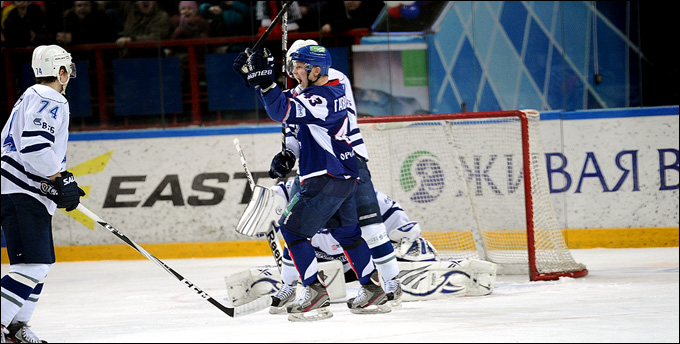4 января 2013 года. Орск. Регулярный чемпионат ВХЛ. "Южный Урал" — "Динамо" — 4:2 4 января 2013 года. Орск. Регулярный чемпионат ВХЛ. "Южный Урал" — "Динамо" — 4:2
