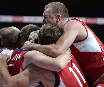 Алексей Спиридонов радуется победе сборной России на чемпионате Европы Алексей Спиридонов радуется победе сборной России на чемпионате Европы