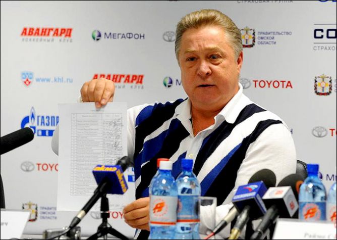 Генеральный менеджер "Авангарда" Анатолий Бардин привык хотя бы раз в год повергать всю хоккейную общественность в шок. Генеральный менеджер "Авангарда" Анатолий Бардин привык хотя бы раз в год повергать всю хоккейную общественность в шок.