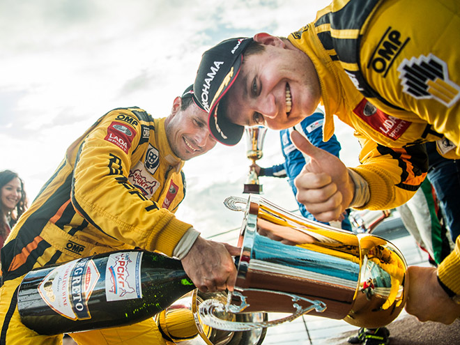 Дмитрий Брагин (слева) и Михаил Митяев из команды Lada Sport Rosneft – чемпион и вице-чемпион России в классе «Туринг-лайт» Дмитрий Брагин (слева) и Михаил Митяев из команды Lada Sport Rosneft – чемпион и вице-чемпион России в классе «Туринг-лайт»