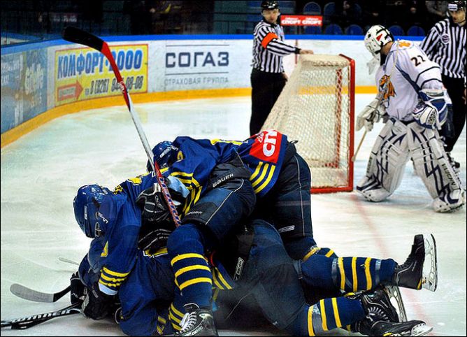 24 марта 2011 года. Воскресенск. Плей-офф МХЛ. 1/4 финала. "Химик" — "Амурские Тигры" — 4:2. 24 марта 2011 года. Воскресенск. Плей-офф МХЛ. 1/4 финала. "Химик" — "Амурские Тигры" — 4:2.