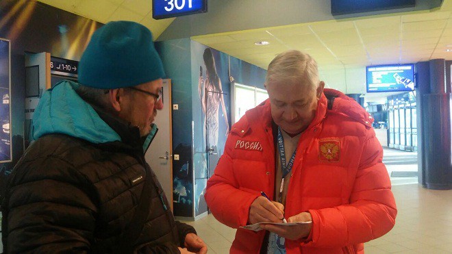 Владимир Юрзинов раздаёт автографы Владимир Юрзинов раздаёт автографы