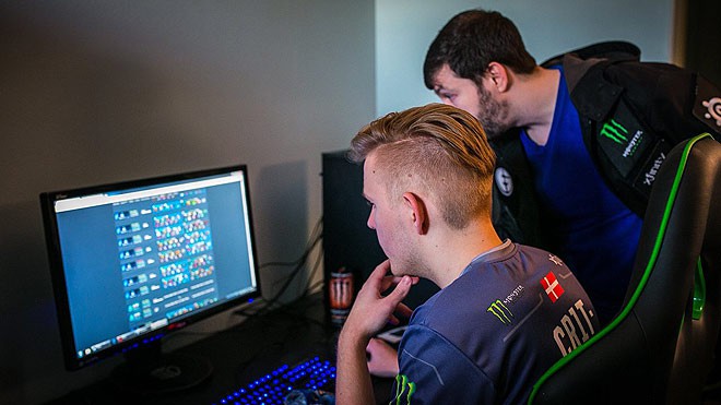 Капитан Evil Geniuses Андреас «Cr1t» Нильсен вместе с тренером Клинтоном «Fear» Люмисом изучают «драфты» соперников Капитан Evil Geniuses Андреас «Cr1t» Нильсен вместе с тренером Клинтоном «Fear» Люмисом изучают «драфты» соперников