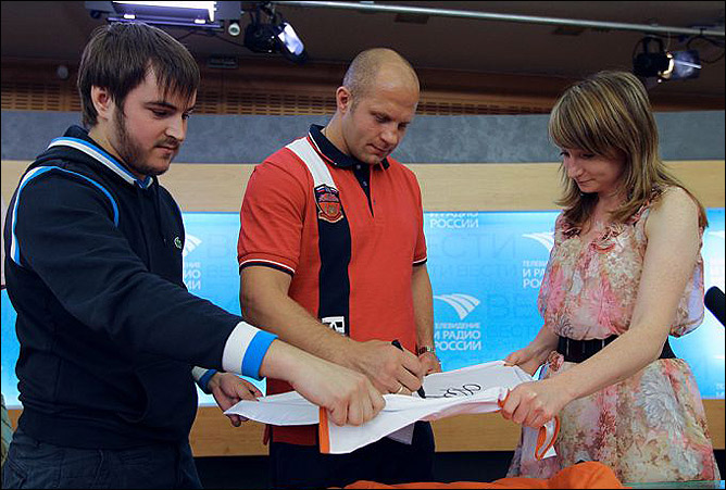 В преддверии боя Емельяненко — Хендерсон, "Чемпионат.com" предлагает своим читателям принять участие в розыгрыше футболок с автографом Фёдора. В преддверии боя Емельяненко — Хендерсон, "Чемпионат.com" предлагает своим читателям принять участие в розыгрыше футболок с автографом Фёдора.