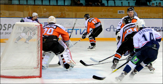 15 октября 2012 года. Нижний Тагил. Регулярный чемпионат ВХЛ. "Спутник" — "Саров" — 2:0 15 октября 2012 года. Нижний Тагил. Регулярный чемпионат ВХЛ. "Спутник" — "Саров" — 2:0