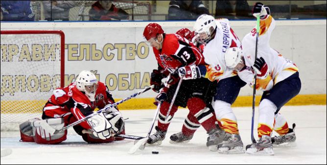 28 марта 2011 года. Екатеринбург. Плей-офф МХЛ. 1/4 финала. "Авто" — "Стальные Лисы" — 2:7. 28 марта 2011 года. Екатеринбург. Плей-офф МХЛ. 1/4 финала. "Авто" — "Стальные Лисы" — 2:7.