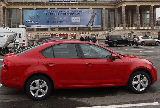 Автомобиль ŠKODA Octavia перед стадионом "Лужники" Автомобиль ŠKODA Octavia перед стадионом "Лужники"