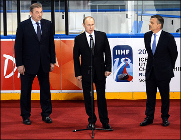18 апреля 2013 года. Сочи. Юниорский чемпионат мира. Церемония открытия. Владислав Третьяк, Владимир Путин и Рене Фазель 18 апреля 2013 года. Сочи. Юниорский чемпионат мира. Церемония открытия. Владислав Третьяк, Владимир Путин и Рене Фазель