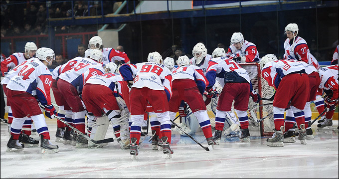 16 января 2012 года. Орск. Регулярный чемпионат ВХЛ. "Южный Урал" — "Локомотив" — 2:3 16 января 2012 года. Орск. Регулярный чемпионат ВХЛ. "Южный Урал" — "Локомотив" — 2:3