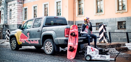Н. Мартьянов и Volkswagen Amarok готовятся к заезду на вейкборде по замерзшим каналам Санкт-Петербурга Н. Мартьянов и Volkswagen Amarok готовятся к заезду на вейкборде по замерзшим каналам Санкт-Петербурга