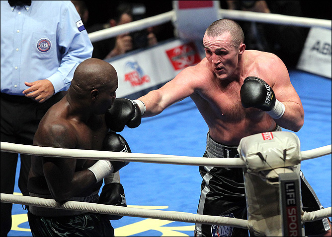 4 ноября 2011 года. Москва. Поединок за титул чемпиона мира по версии WBA в первом тяжелом весе между Денисом Лебедевым (Россия) и Джеймсом Тони (США) 4 ноября 2011 года. Москва. Поединок за титул чемпиона мира по версии WBA в первом тяжелом весе между Денисом Лебедевым (Россия) и Джеймсом Тони (США)