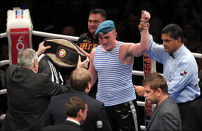 4 ноября 2011 года. Москва. Поединок за титул чемпиона мира по версии WBA в первом тяжелом весе между Денисом Лебедевым (Россия) и Джеймсом Тони (США) 4 ноября 2011 года. Москва. Поединок за титул чемпиона мира по версии WBA в первом тяжелом весе между Денисом Лебедевым (Россия) и Джеймсом Тони (США)