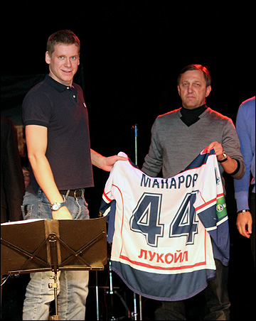 Александр Макаров (слева) и главный тренер ХК "Саров" Игорь Аверкин Александр Макаров (слева) и главный тренер ХК "Саров" Игорь Аверкин