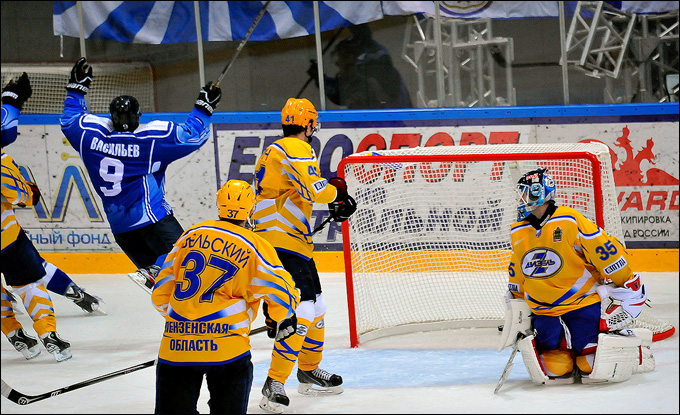 10 октября 2013 года. Рязань. Регулярный чемпионат ВХЛ. ХК "Рязань" — "Дизель" — 2:1 (ПБ) 10 октября 2013 года. Рязань. Регулярный чемпионат ВХЛ. ХК "Рязань" — "Дизель" — 2:1 (ПБ)