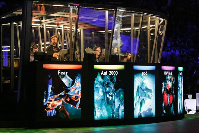 Игровые кабинки во время The International 2015 Игровые кабинки во время The International 2015