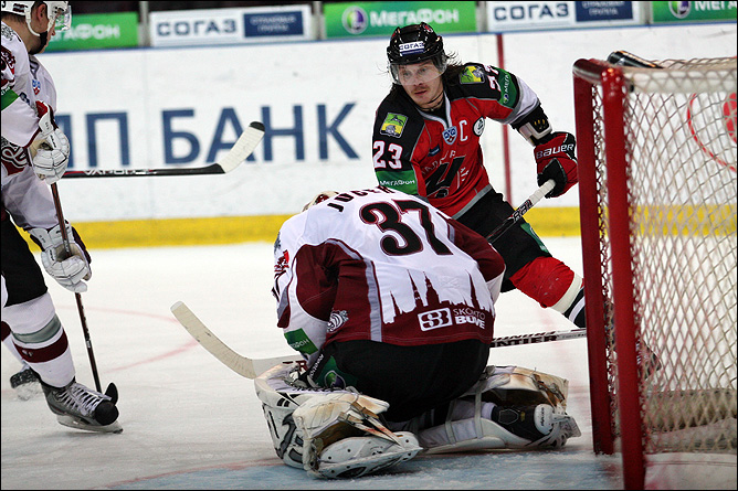 25 ноября 2011 года. Новокузнецк. Регулярный чемпионат КХЛ. "Металлург" (Новокузнецк) – "Динамо" (Рига) – 1:2 25 ноября 2011 года. Новокузнецк. Регулярный чемпионат КХЛ. "Металлург" (Новокузнецк) – "Динамо" (Рига) – 1:2