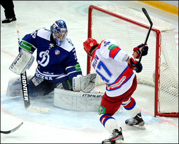 22 января 2014 года. Лужники. Регулярный чемпионат КХЛ. "Динамо" — ЦСКА — 2:1 (ПБ). Александр Шарыченков и Александр Радулов 22 января 2014 года. Лужники. Регулярный чемпионат КХЛ. "Динамо" — ЦСКА — 2:1 (ПБ). Александр Шарыченков и Александр Радулов