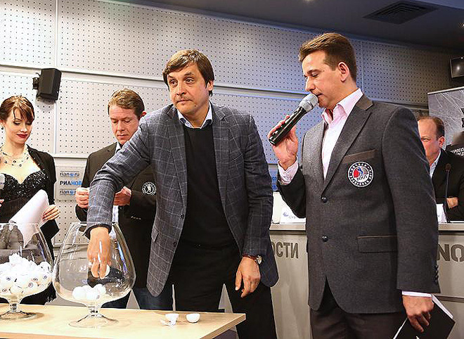 Валерий Каменский проводит жеребьёвку Валерий Каменский проводит жеребьёвку