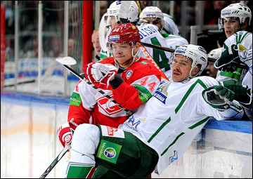28 ноября 2013 года. Сокольники. Регулярный чемпионат КХЛ. "Спартак" — "Салават Юлаев" — 2:3. Евгений Кулик борется с "юлаевцем" 28 ноября 2013 года. Сокольники. Регулярный чемпионат КХЛ. "Спартак" — "Салават Юлаев" — 2:3. Евгений Кулик борется с "юлаевцем"