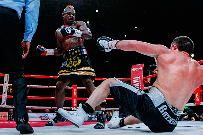 Денис Лебедев провёл успешную защиту титула чемпиона мира по версии WBA, победив по очкам Йоури Каленгу Денис Лебедев провёл успешную защиту титула чемпиона мира по версии WBA, победив по очкам Йоури Каленгу