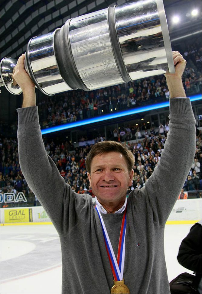 Главный тренер "новых старых" чемпионов Ростислав Чада в чемпионским кубком. Главный тренер "новых старых" чемпионов Ростислав Чада в чемпионским кубком.