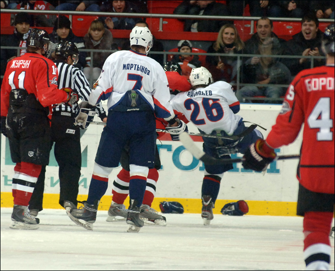 10 ноября 2011 года. Донецк. Регулярный чемпионат ВХЛ. "Донбасс" — "Сокол" — 8:1. 10 ноября 2011 года. Донецк. Регулярный чемпионат ВХЛ. "Донбасс" — "Сокол" — 8:1.