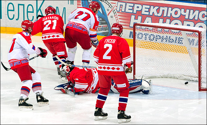 9 ноября 2011 года. Ярославль. Товарищеский матч. Ветераны "Локомотива" — "Звезды России" 9 ноября 2011 года. Ярославль. Товарищеский матч. Ветераны "Локомотива" — "Звезды России"