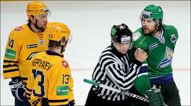 10 апреля 2011 года. Уфа. Плей-офф КХЛ. Финал. "Салават Юлаев" — "Атлант" — 3:1. 10 апреля 2011 года. Уфа. Плей-офф КХЛ. Финал. "Салават Юлаев" — "Атлант" — 3:1.