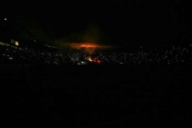 Почти целый час болельщики ожидали возобновления игры в Днепропетровске в темноте Почти целый час болельщики ожидали возобновления игры в Днепропетровске в темноте