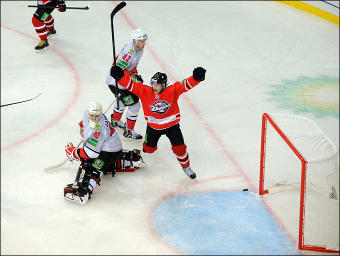 17 сентября 2012. Донецк. Регулярный чемпионат КХЛ. "Донбасс" — "Металлург" Нк — 3:4 (ПБ) 17 сентября 2012. Донецк. Регулярный чемпионат КХЛ. "Донбасс" — "Металлург" Нк — 3:4 (ПБ)