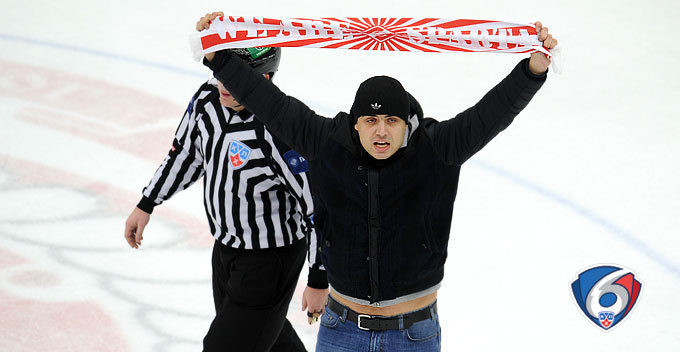 27 декабря 2013 года. Подольск. Регулярный чемпионат КХЛ. "Витязь" — "Спартак" — 4:3 Б. Болельщик "Спартака" выбежал на лёд 27 декабря 2013 года. Подольск. Регулярный чемпионат КХЛ. "Витязь" — "Спартак" — 4:3 Б. Болельщик "Спартака" выбежал на лёд