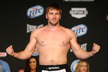 Виталий Минаков — чемпион Bellator в тяжёлом весе. Виталий Минаков — чемпион Bellator в тяжёлом весе.