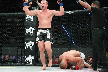 Александр Шлеменко — чемпион Bellator в среднем весе. Александр Шлеменко — чемпион Bellator в среднем весе.