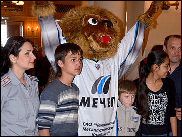 Награждение лучших команд и хоккеистов СДЮШОР "Мечел". Сезон-2012/2013 Награждение лучших команд и хоккеистов СДЮШОР "Мечел". Сезон-2012/2013
