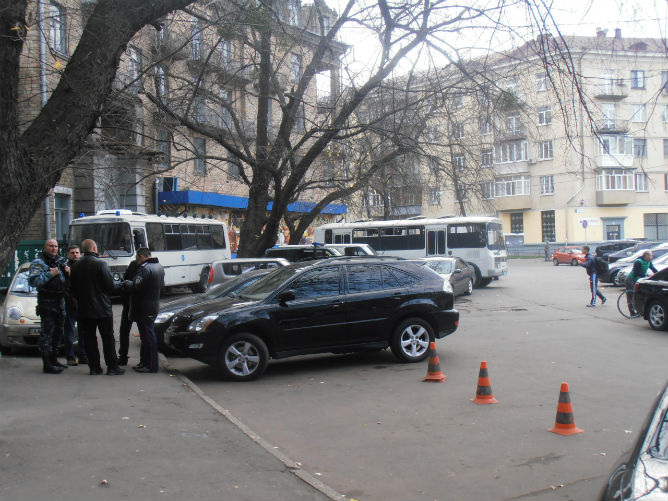 Два автобуса "Беркута" у офиса "Арсенала" Два автобуса "Беркута" у офиса "Арсенала"