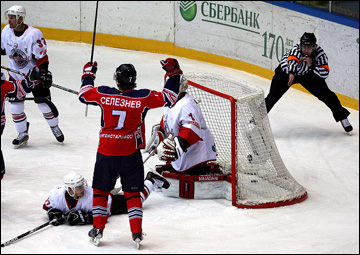 8 декабря 2013 года. Курган. Регулярный чемпионат ВХЛ. "Зауралье" — "Челмет" — 1:2 (ОТ) 8 декабря 2013 года. Курган. Регулярный чемпионат ВХЛ. "Зауралье" — "Челмет" — 1:2 (ОТ)